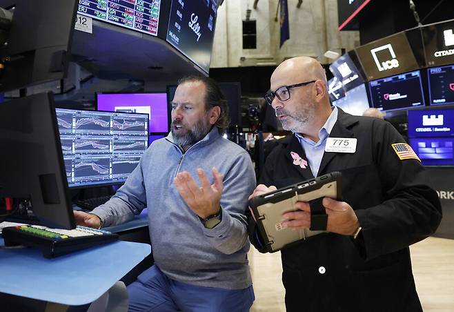 도널드 트럼프 미국 대통령이 중국의 희토류 수출 통제 조처에 맞서 미-중 정상회담 취소와 보복 관세 부과를 예고하자 10일(현지시각) 뉴욕 증시가 급락했다. UPI 연합뉴스