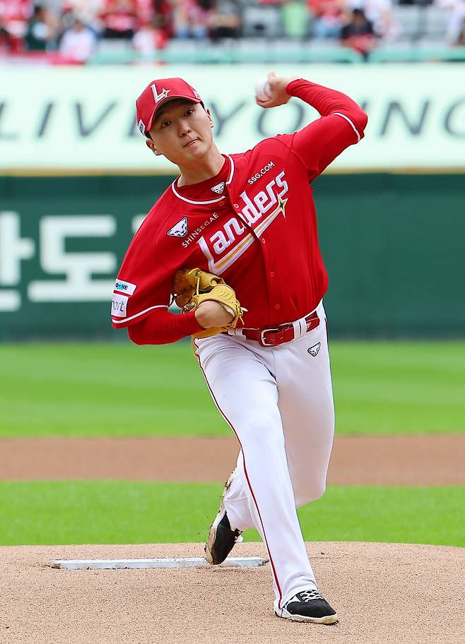 에스에스지(SSG) 랜더스 김건우가 11일 인천 SSG랜더스필드에서 열린 2025 KBO리그 준플레이오프 2차전 삼성 라이온즈와 경기에 선발 등판해 공을 던지고 있다. 연합뉴스