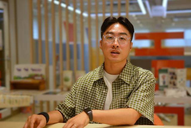 김동영 대표는 8월 경북 경주시 경북관광기업지원센터에서 한국일보와 만나 "유튜브 채널은 어느 정도는 시간 싸움인 것 같다"며 "끈기 있게 하다 보면 결국 살아남는 방법이 생긴다”고 말했다.