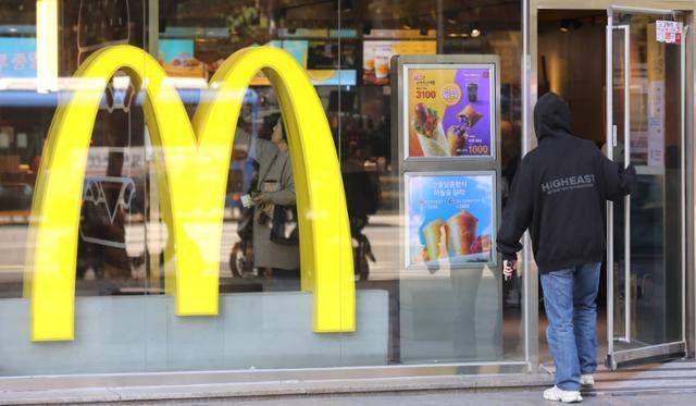 2023년 10월 서울 한 맥도날드 매장으로 손님이 입장하고 있다. 뉴시스
