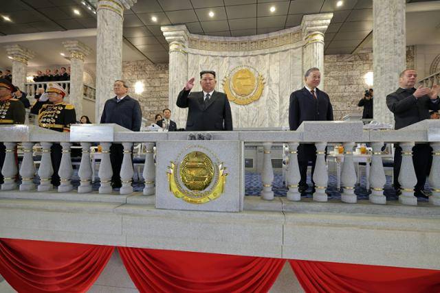 북한 노동당 기관지 노동신문은 11일 당 창건 80주년 경축 열병식이 전날인 10일 평양 김일성광장에서 성대히 거행됐다고 보도했다. 평양=노동신문 뉴스1