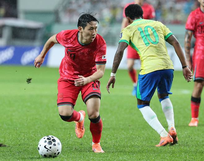 <yonhap photo-5757=""> 돌파하는 이강인 (서울=연합뉴스) 이동해 기자 = 10일 서울 마포구 서울월드컵경기장에서 열린 한국과 브라질 축구 대표팀의 친선경기. 한국 이강인이 돌파를 시도하고 있다. 2025.10.10 eastsea@yna.co.kr/2025-10-10 21:27:39/ <저작권자 ⓒ 1980-2025 ㈜연합뉴스. 무단 전재 재배포 금지, AI 학습 및 활용 금지></yonhap>