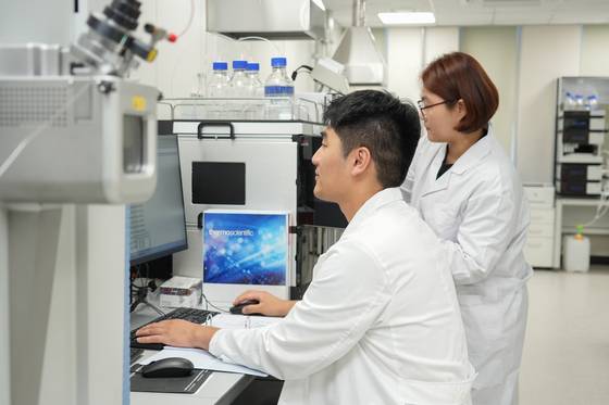 충남 서천군에 최근 문을 연 해양바이오 산업화지원센터에서 연구원들이 실험을 하고 있다. 사진 서천군