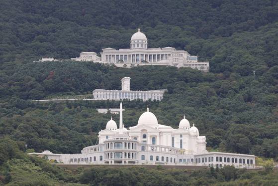 한학자 총재는 정교일치 이념을 신도들에게 강조했다. 이에 따라 통일교는 2022년 대선을 전후로 지구장들을 동원해 국민의힘 정치인들에게 쪼개기 후원을 하며 밀착을 시도한 것으로 특검팀은 보고 있다. 연합뉴스