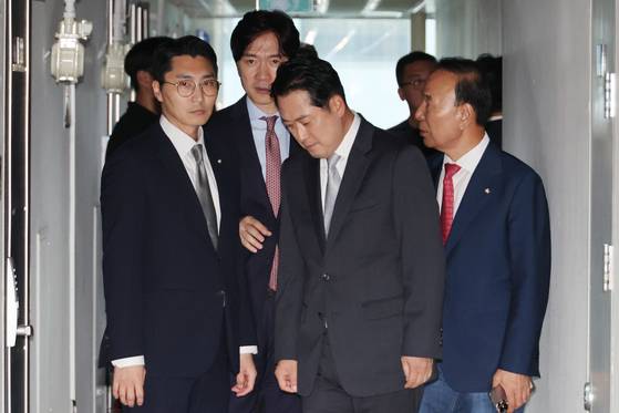 김건희 특검팀은 지난달 18일 국민의힘 당원 명부 관리업체를 압수수색해 2023년 국민의힘 전당대회를 아두고 입당한 통일교 신도 명단을 추려냈다. 사진은 압수수색 현장을 방문한 장동혁 대표 등 국민의힘 지도부. 연합뉴스