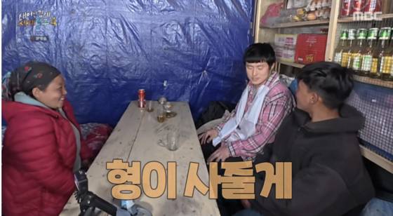 지난 5월 방영된 '태어난김에 세계일주 시즌4'에 출연했던 타망의 모습. 기안84는 타망에게 옷과 신발을 선물했다. MBC 방송화면 캡처