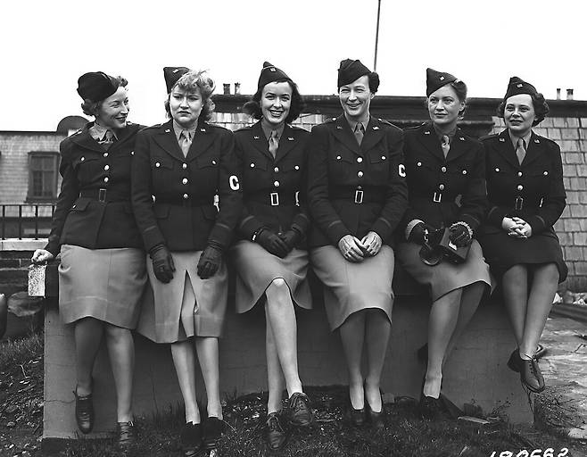 2차 세계대전을 보도했던 여성 특파원 단체 사진. 오른쪽 두번째가 리 밀러. 1943. / U.S. Army Official Photograph