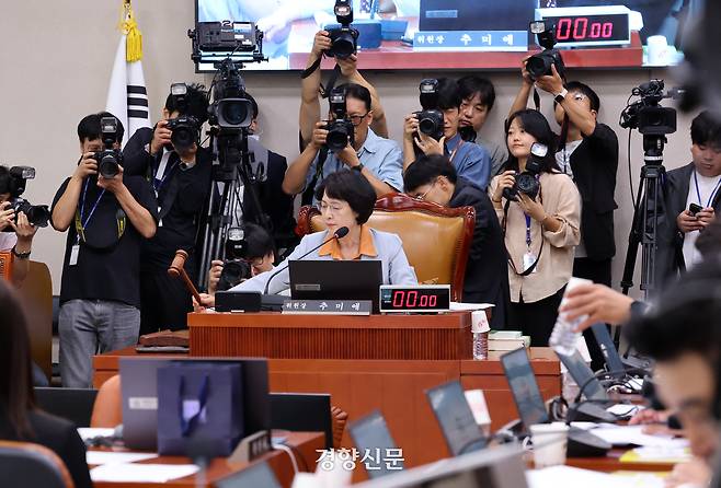 추미애 국회 법사위원장이 지난달 30일 법사위 전체회의에서 의사봉을 치고 있다. 박민규 선임기자