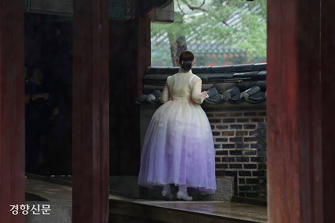 10일 서울 종로구 창경궁을 찾은 방문객들이 내부를 둘러보고 있다. 정효진 기자