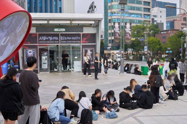 ‘괴담출근’ 팝업스토어 전시 첫날인 지난달 26일 오전 입장을 대기하는 팬들의 줄이 신촌역 앞까지 이어졌다. 카카오엔터 관계자는 “일부 팬은 전시 드레스코드인 정장을 입은 채 전날 밤부터 텐트를 치고 머물렀다”고 전했다. 카카오엔터테인먼트 제공