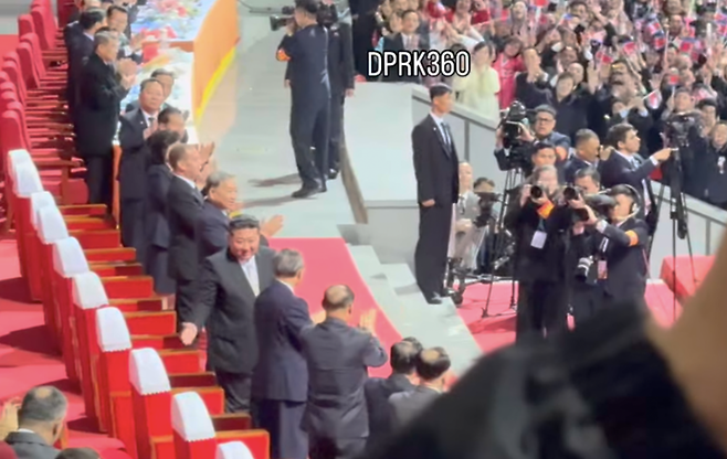 전야행사에서 박수 갈채를 받는 김정은 북한 국무위원장. [출처 싱가포르 사진작가 아람판 인스타그램(DPRK360)]