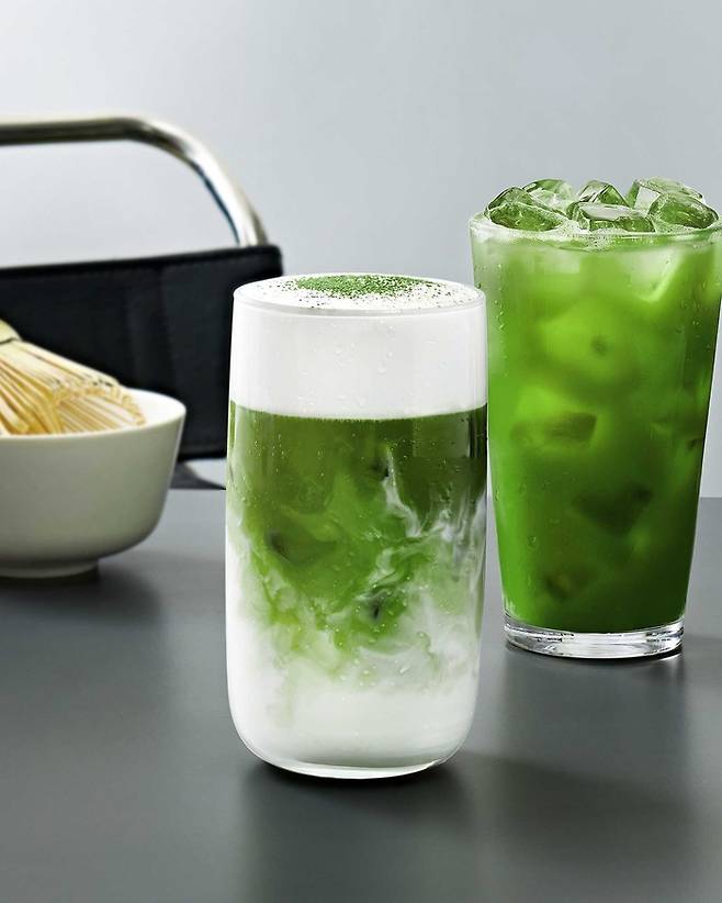 투썸이 올해 7월 출시한 ‘말차 크림 라떼’(왼쪽)와 ‘아이스 말차’. <투썸플레이스>