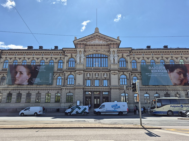 아테네움 미술관의 전경. 건축물 상단 페디먼트에 적힌 라틴어는 살루스티우스(Sallust)의 말로 ‘조화 속에서 작은 것들이 성장한다’라는 뜻을 담고 있다. ©김슬기