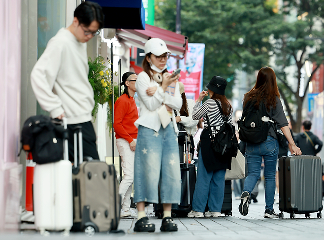 지난 9월 29일 서울 중구 명동 거리에서 관광객들이 오가고 있다.
이날부터 내년 6월 30일까지 국내·외 전담여행사가 모객한 3인 이상 중국인 단체관광객은 비자 없이 15일간 국내 관광을 할 수 있다. [사진 = 연합뉴스]