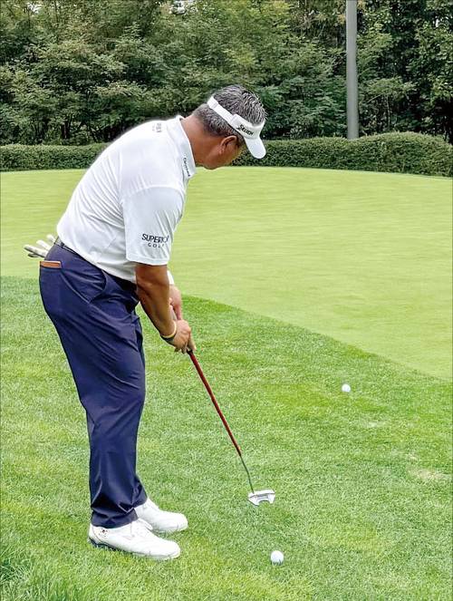 최경주는 그린 프린지에서 웨지가 아닌 퍼터를 선택해야 파 성공률을 높일 수 있다고 강조했다. (임정우 기자)