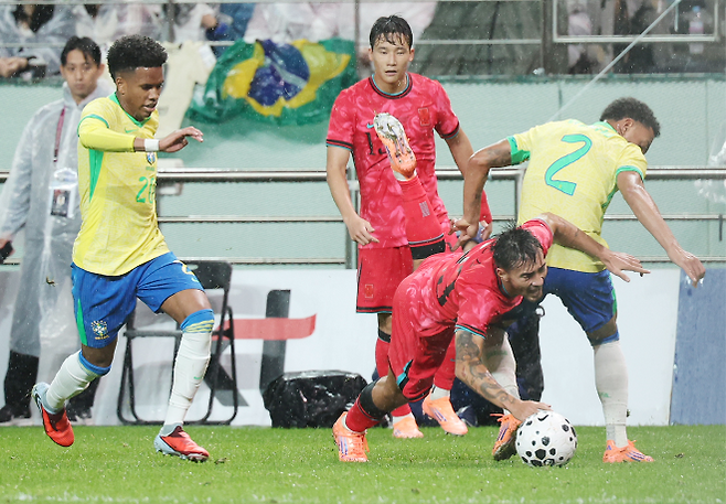 10일 서울 마포구 서울월드컵경기장에서 열린 한국과 브라질 축구 대표팀의 친선경기. 한국 옌스 카스트로프가 넘어지고 있다. 사진=연합뉴스