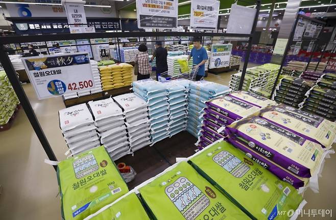 [서울=뉴시스] 김근수 기자 = 2일 서울 시내의 한 대형마트에 쌀이 진열돼 있다.   국가데이터처가 발표한 '9월 소비자물가동향'에 따르면 지난달 소비자물가지수는 117.06(2020=100)로 전년 동월 대비 2.1% 상승했다. 쌀값 상승에 찹쌀 46.1%, 쌀 15.9% 등 물가 상승률이 컸다. 2025.10.02. ks@newsis.com /사진=김근수