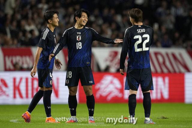 10일 파라과이와 경기에서 동점골을 터뜨리고 기뻐하는 우에다(가운데). /게티이미지코리아