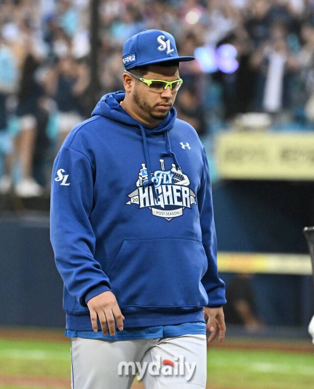 6일 오후 대구광역시 수성구 대구삼성라이온즈파크에서 진행된 '2025 프로야구 KBO리그 포스트시즌' 와일드카드 결정전 1차전 삼성라이온즈와 NC다이노스의 경기.삼성 후라도가 1-4로 패한 뒤 아쉬워 하고 있다./마이데일리