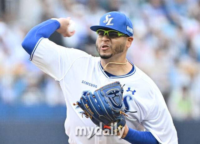 6일 오후 대구광역시 수성구 대구삼성라이온즈파크에서 진행된 '2025 프로야구 KBO리그 포스트시즌' 와일드카드 결정전 1차전 삼성라이온즈와 NC다이노스의 경기.삼성 후라도가 선발등판해 역투하고 있다./마이데일리