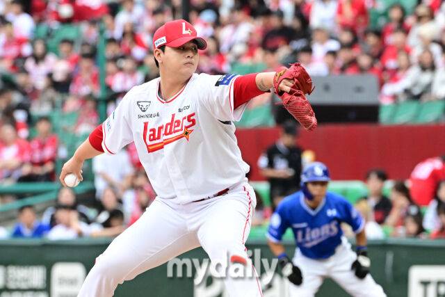 2025년 10월 9일 인천 SSG랜더스필드에서 진행된 '2025 신한 SOL뱅크 KBO리그 준플레이오프' 1차전 삼성-SSG의 경기. SSG 김민이 3회초 구원 등판해 역투를 펼치고 있다./마이데일리