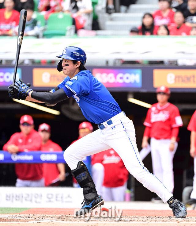 2025년 10월 11일 오후 인천 SSG랜더스필드에서 열린 '2025 신한 SOL Bank KBO 포스트시즌' 삼성 라이온즈와 SSG 랜더스의 준플레이오프 2차전 경기. 삼성 구자욱이 4회초 1사 1루서 2루타를 치고 있다./인천=유진형 기자