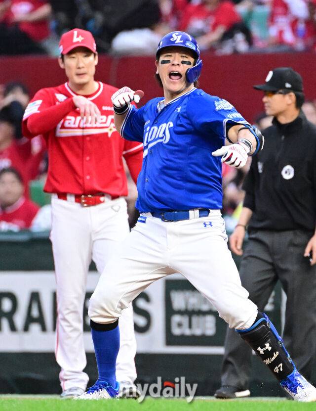 2025년 10월 11일 오후 인천 SSG랜더스필드에서 열린 '2025 신한 SOL Bank KBO 포스트시즌' 삼성 라이온즈와 SSG 랜더스의 준플레이오프 2차전 경기. 삼성 강민호가 9회초 1사 2루서 1타점 동점 적시타를 친 뒤 포효하고 있다./인천=유진형 기자