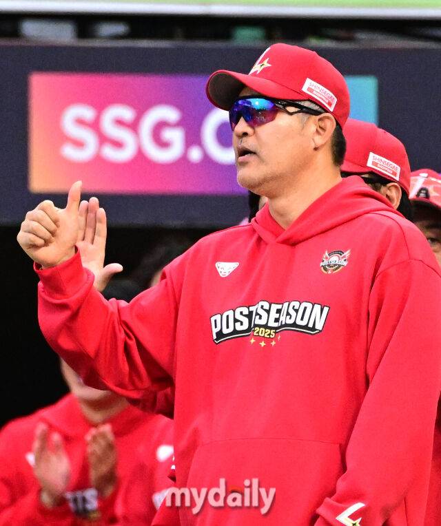 2025년 10월 11일 오후 인천 SSG랜더스필드에서 열린 '2025 신한 SOL Bank KBO 포스트시즌' 삼성 라이온즈와 SSG 랜더스의 준플레이오프 2차전 경기. SSG 이숭용 감독이 4-3으로 승리한 뒤 기뻐하고 있다./인천 = 유진형 기자