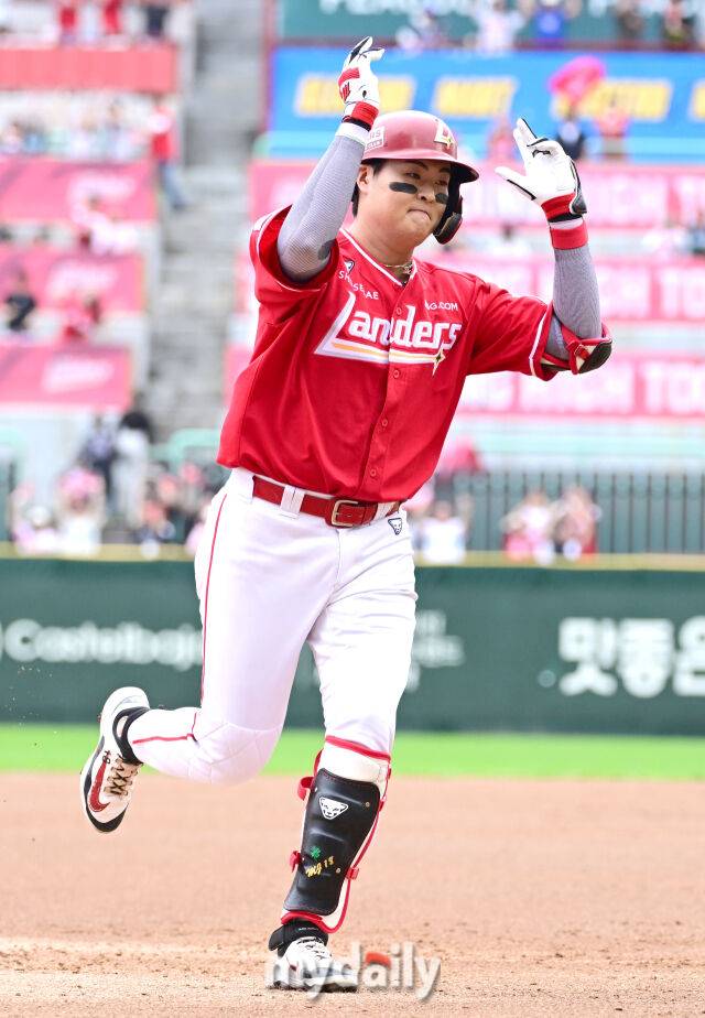 2025년 10월 11일 오후 인천 SSG랜더스필드에서 '2025 신한 SOL Bank KBO 포스트시즌' 삼성 라이온즈와 SSG 랜더스의 준플레이오프 2차전이 열렸다. SSG 고명준이 2회말 1사 후 솔로 홈런을 친 뒤 기뻐하고 있다./인천=유진형 기자