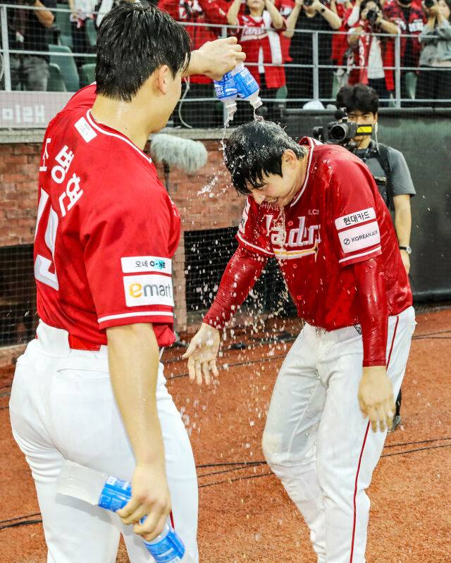 김성욱(우)에게 물을 뿌리는 조병현(좌)./SSG 랜더스