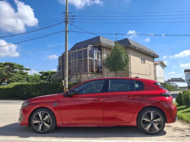 푸조 308 스마트 하이브리드 측면 [김성우 기자]