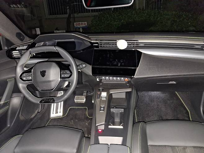 푸조 308 스마트 하이브리드 1열 [김성우 기자]