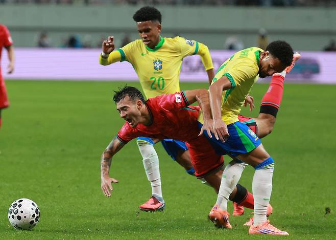 10일 서울 마포구 서울월드컵경기장에서 열린 한국과 브라질 축구 대표팀의 친선경기. 한국 옌스 카스트로프가 돌파를 시도하다 브라질 수비에 걸려 넘어지고 있다. [연합]