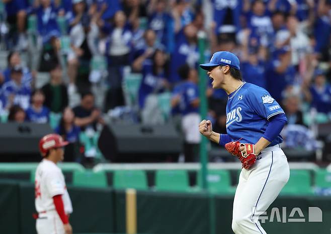 [인천=뉴시스] 조성우 기자 = 9일 인천 미추홀구 SSG랜더스필드에서 열린 2025 KBO 포스트시즌 준플레이오프 1차전 삼성 라이온즈와 SSG 랜더스의 경기, 삼성 투수 이호성이 SSG 8회말 공격 2사 주자 만루서 고명준을 범타 처리하며 실점 위기를 넘긴 뒤 환호하고 있다. 2025.10.09. xconfind@newsis.com