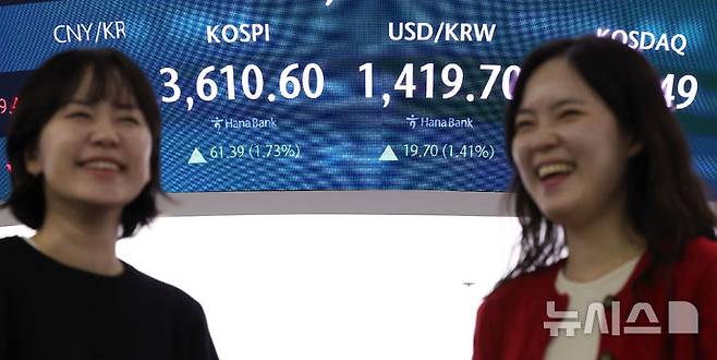 [서울=뉴시스] 홍효식 기자 = 코스피가 전 거래일(3549.21)보다 61.39포인트(1.73%) 오른 3610.60에 마감한 10일 오후 서울 중구 하나은행 딜링룸 전광판에 지수가 표시되고 있다.코스닥 지수는 전 거래일(854.25)보다 5.24포인트(0.61%) 상승한 859.49에 거래를 종료했다. 서울 외환시장에서 원·달러 환율은 전 거래일(1400.0원)보다 21.0원 오른 1421.0원에 주간 거래를 마감했다. 2025.10.10. yesphoto@newsis.com