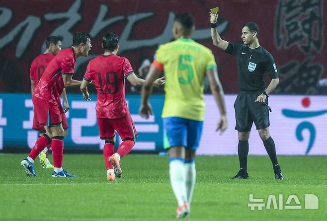 [서울=뉴시스] 권창회 기자 = 지난 10일 서울 마포구 서울월드컵경기장에서 열린 남자 축구 국가대표 10월 A매치 친선전 대한민국과 브라질의 경기, 김민재가 브라질 쿠냐에 태클로 인한 경고를 받고 있다. 2025.10.10. kch0523@newsis.com