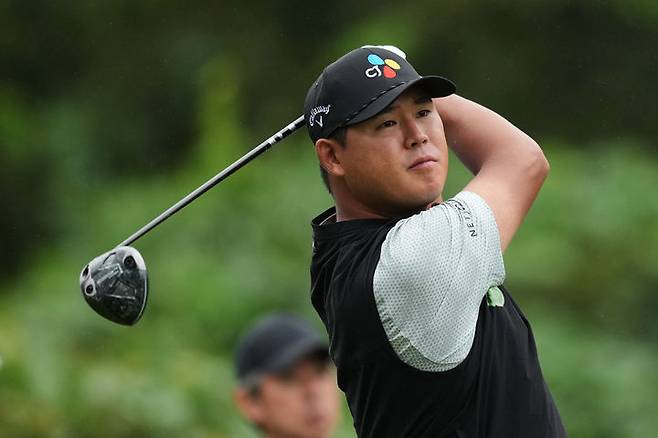 [요코하마=AP/뉴시스] 김시우가 11일 일본 요코하마의 요코하마CC에서 열린 미국프로골프(PGA) 투어 베이커런트 클래식 3라운드 2번 홀에서 티샷하고 있다. 김시우는 2라운드까지 중간 합계 7언더파 135타 공동 5위를 기록했다. 2025.10.11.