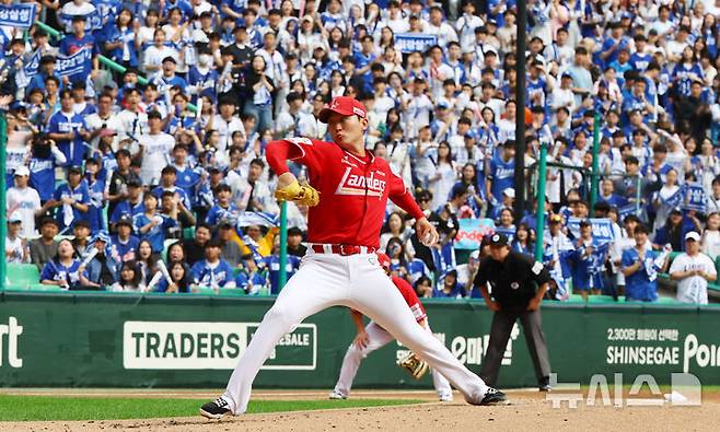 [서울=뉴시스] 박주성 기자 = 11일 인천 미추홀구 SSG랜더스필드에서 열린 2025 KBO 포스트시즌 준플레이오프 2차전 삼성 라이온즈와 SSG 랜더스의 경기, SSG 선발 김건우가 역투하고 있다. 2025.10.11. park7691@newsis.com