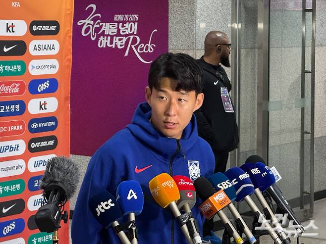 취재진과 인터뷰 중인 손흥민. 김조휘 기자