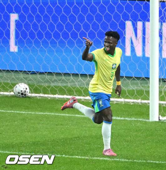 [OSEN=서울월드컵경기장, 이대선 기자] 홍명보 감독이 이끄는 대한민국 대표팀은 10일 오후 서울월드컵경기장에서 '세계 최강' 브라질과 A매치 평가전을 가졌다.한국이 브라질을 상대로 마지막으로 웃은 건 1999년 3월 28일이었다. 당시 잠실에서 열린 친선경기에서 김도훈의 결승골로 1-0 승리를 거뒀다. 다만, 그 승리가 마지막이었다. 한국은 브라질을 상대로 1승 1무 8패에 그쳤다. 브라질과의 이번 경기는 단순한 친선전이 아닌, 2026 북중미 월드컵을 향한 본격적인 시험대다.&nbsp;후반 브라질 비니시우스가 팀의 다섯번째 골을 성공시키고 환호하고 있다. 2025.10.10 /sunday@osen.co.kr