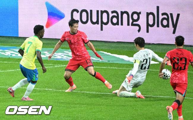 [OSEN=서울월드컵경기장, 이대선 기자] 홍명보 감독이 이끄는 대한민국 대표팀은 10일 오후 서울월드컵경기장에서 '세계 최강' 브라질과 A매치 평가전을 가졌다.한국이 브라질을 상대로 마지막으로 웃은 건 1999년 3월 28일이었다. 당시 잠실에서 열린 친선경기에서 김도훈의 결승골로 1-0 승리를 거뒀다. 다만, 그 승리가 마지막이었다. 한국은 브라질을 상대로 1승 1무 8패에 그쳤다. 브라질과의 이번 경기는 단순한 친선전이 아닌, 2026 북중미 월드컵을 향한 본격적인 시험대다.&nbsp;후반 브라질 비니시우스가 팀의 다섯번째 골을 성공시키고 있다. 2025.10.10 /sunday@osen.co.kr