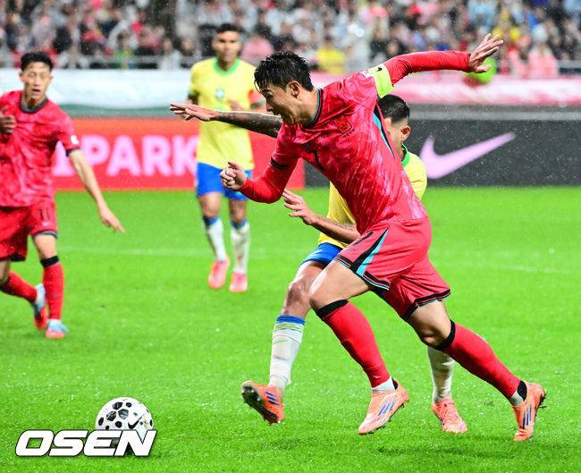 [OSEN=서울월드컵경기장, 지형준 기자] 홍명보 감독이 이끄는 대한민국 대표팀은 10일 오후 서울월드컵경기장에서 '세계 최강' 브라질과 A매치 평가전을 가졌다.한국이 브라질을 상대로 마지막으로 웃은 건 1999년 3월 28일이었다. 당시 잠실에서 열린 친선경기에서 김도훈의 결승골로 1-0 승리를 거뒀다. 다만, 그 승리가 마지막이었다. 한국은 브라질을 상대로 1승 1무 8패에 그쳤다. 브라질과의 이번 경기는 단순한 친선전이 아닌, 2026 북중미 월드컵을 향한 본격적인 시험대다. 후반 한국 손흥민이 드리블 돌파를 하고 있다. 2025.10.10 /jpnews@osen.co.kr