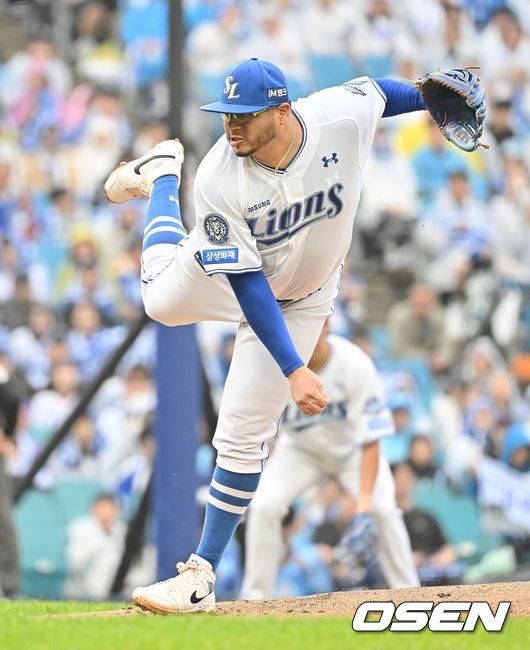 [OSEN=대구, 이석우 기자] 6일 대구 삼성라이온즈파크에서 2025 신한 SOL뱅크 KBO 와일드카드 결정전 삼성 라이온즈와 NC 다이노스의 경기가 열렸다. 홈팀 삼성은 후라도가 방문팀 NC는 구창모가 선발 투수로 출전했다.삼성 라이온즈 선발투수 후라도가 역투하고 있다. 2025.10.06 / foto0307@osen.co.kr
