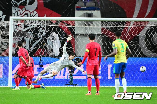 [OSEN=서울월드컵경기장, 지형준 기자] 세계의 벽은 높았다. 결과는 0-5 대패였다.홍명보&nbsp;감독이 이끄는 대한민국 남자 축구 국가대표팀은 10일 서울월드컵경기장에서 '세계 최강' 브라질을&nbsp;상대로 A매치&nbsp;평가전을 치러&nbsp;이스테방(첼시)과 호드리구(레알 마드리드)에게 나란히 2골을 허용하면서 0-5로 대패했다.전반 한국 조현우가 브라질 호드리구에게 골을 허용하고 있다. 2025.10.10 /jpnews@osen.co.kr