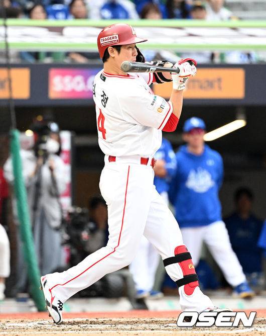 [OSEN=인천, 이대선 기자] 9일 인천 SSG랜더스필드에서 2025 신한 SOL뱅크 KBO리그 준플레이오프(5전 3선승제) 1차전 SSG 랜더스와 삼성 라이온즈의 경기가 열렸다.SSG은 화이트, 삼성은 최원태를 선발 투수로 내세웠다.7회말 1사에서 SSG 최정이 체크스윙 비디오 판독을 통해 볼넷을 얻어내고 있다. 2025.10.09 /sunday@osen.co.kr