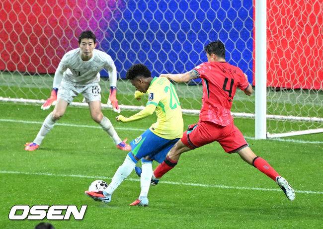 [OSEN=서울월드컵경기장, 이대선 기자] 홍명보 감독이 이끄는 대한민국 대표팀은 10일 오후 서울월드컵경기장에서 '세계 최강' 브라질과 A매치 평가전을 가졌다.한국이 브라질을 상대로 마지막으로 웃은 건 1999년 3월 28일이었다. 당시 잠실에서 열린 친선경기에서 김도훈의 결승골로 1-0 승리를 거뒀다. 다만, 그 승리가 마지막이었다. 한국은 브라질을 상대로 1승 1무 8패에 그쳤다. 브라질과의 이번 경기는 단순한 친선전이 아닌, 2026 북중미 월드컵을 향한 본격적인 시험대다.&nbsp;후반 한국 김민재가 브라질 이스테방에게 골을 허용하고 있다. 2025.10.10 /sunday@osen.co.kr