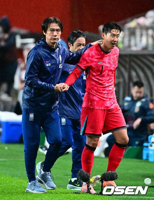 [OSEN=서울월드컵경기장, 지형준 기자] 홍명보 감독이 이끄는 대한민국 대표팀은 10일 오후 서울월드컵경기장에서 '세계 최강' 브라질과 A매치 평가전을 가졌다.한국이 브라질을 상대로 마지막으로 웃은 건 1999년 3월 28일이었다. 당시 잠실에서 열린 친선경기에서 김도훈의 결승골로 1-0 승리를 거뒀다. 다만, 그 승리가 마지막이었다. 한국은 브라질을 상대로 1승 1무 8패에 그쳤다. 브라질과의 이번 경기는 단순한 친선전이 아닌, 2026 북중미 월드컵을 향한 본격적인 시험대다.&nbsp;후반 홍명보 감독이 교체된 손흥민과 인사를 나누고 있다. 2025.10.10 /jpnews@osen.co.kr