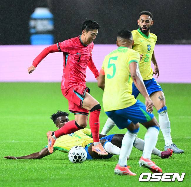 [OSEN=서울월드컵경기장, 지형준 기자] 세계의 벽은 높았다. 결과는 0-5 대패였다.홍명보&nbsp;감독이 이끄는 대한민국 남자 축구 국가대표팀은 10일 서울월드컵경기장에서 '세계 최강' 브라질을&nbsp;상대로 A매치&nbsp;평가전을 치러&nbsp;이스테방(첼시)과 호드리구(레알 마드리드)에게 나란히 2골을 허용하면서 0-5로 대패했다.전반 한국 손흥민이 브라질 비니시우스 주니오르의 태클에 볼을 빼앗기고 있다. 2025.10.10 /jpnews@osen.co.kr