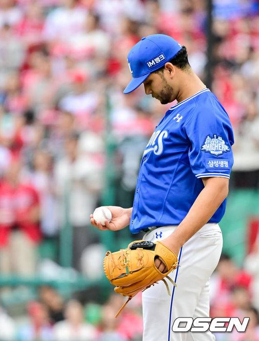 [OSEN=인천, 박준형 기자] 11일 인천 SSG랜더스필드에서 ‘2025 신한 SOL뱅크 KBO리그’ 준플레이오프(5전 3선승제) 2차전 SSG 랜더스와 삼성 라이온즈의 경기가 열렸다.SSG는 김건우, 삼성은 헤르손 가라비토를 선발 투수로 내세웠다.5회말 리드를 다시 허용한 삼성 선발투수 가라비토가 아쉬워하고 있다.   2025.10.11 / soul1014@osen.co.kr