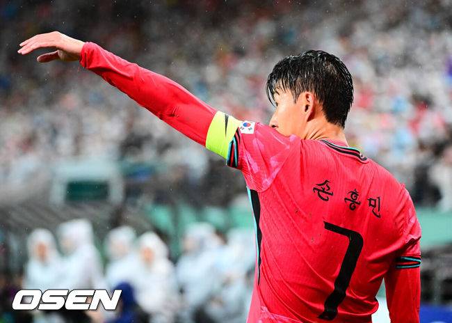 [OSEN=서울월드컵경기장, 지형준 기자] 홍명보 감독이 이끄는 대한민국 대표팀은 10일 오후 서울월드컵경기장에서 '세계 최강' 브라질과 A매치 평가전을 가졌다.한국이 브라질을 상대로 마지막으로 웃은 건 1999년 3월 28일이었다. 당시 잠실에서 열린 친선경기에서 김도훈의 결승골로 1-0 승리를 거뒀다. 다만, 그 승리가 마지막이었다. 한국은 브라질을 상대로 1승 1무 8패에 그쳤다. 브라질과의 이번 경기는 단순한 친선전이 아닌, 2026 북중미 월드컵을 향한 본격적인 시험대다.&nbsp;후반 한국 손흥민이 코너킥을 시도하고 있다. 2025.10.10 /jpnews@osen.co.kr